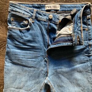 Zara Womans skinny blue jeans.